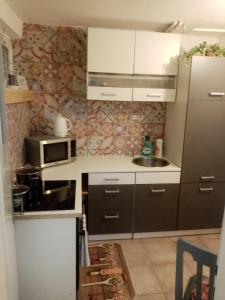 伦布尔克Apartman Ivana的厨房配有水槽和微波炉