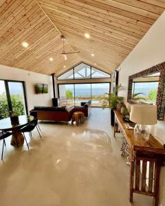 拉戈阿Sul Villas & Spa - Azores的带沙发和桌子的大客厅