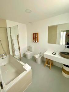 拉戈阿Sul Villas & Spa - Azores的一间带两个水槽、一个浴缸和两个卫生间的浴室
