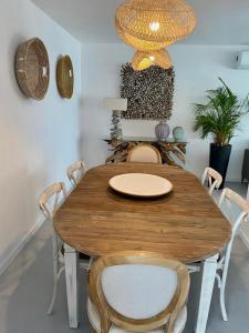 拉戈阿Sul Villas & Spa - Azores的一间带木桌和椅子的用餐室