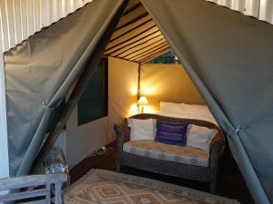 维德尼斯旧交易馆酒店的帐篷内的一个床位房间