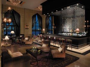 Shangri-La Hotel Apartments Qaryat Al Beri酒廊或酒吧区