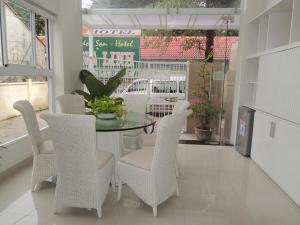 芽庄芽庄绿洲酒店的一间设有玻璃桌和椅子的用餐室
