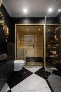 什切尔克Apartament Sevilla z prywatną sauną的一间带玻璃淋浴和卫生间的浴室