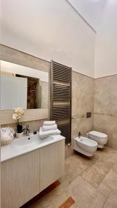 加拉蒂纳camera matrimoniale centro storico Galatina的一间带水槽、卫生间和镜子的浴室