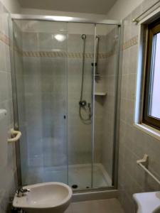 费扎诺Casa di Stella的带淋浴、卫生间和盥洗盆的浴室