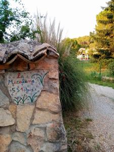 普罗旺斯地区特朗La Micalene的一面涂有涂鸦的石墙
