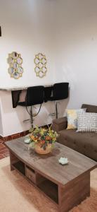 科马亚瓜APARTAMENTOS CASCO HISTORICO COMAYAGUA的客厅配有咖啡桌和沙发
