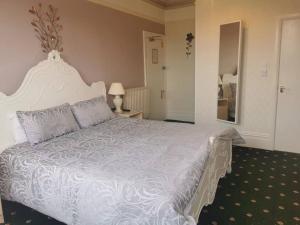 伊林港Athol Park Guest House的卧室配有白色床和白色棉被