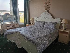 伊林港Athol Park Guest House的一间卧室配有一张大床和镜子