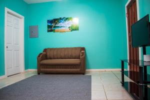 西区Bliss on the Bay family的带沙发和蓝色墙壁的客厅
