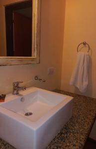 贝尔格拉诺将军镇Posada Faro Serrano的浴室设有白色水槽和镜子