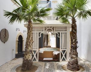 索维拉巴拉丁摩洛哥传统庭院住宅的卧室在床前有两棵棕榈树