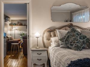 Aldgate阿尔德盖特谷住宿加早餐旅馆的一间卧室配有一张床和一张带镜子的桌子