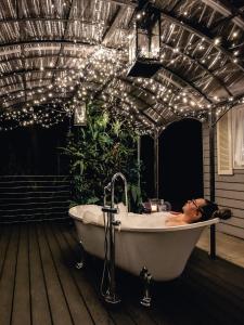 Aldgate阿尔德盖特谷住宿加早餐旅馆的躺在带灯的甲板上浴缸中的女人