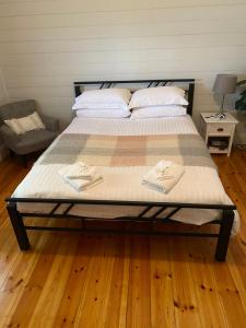KilmoreDELIGHTFUL AND CHARMING ROSE COTTAGE的卧室里一张带两条毛巾的床