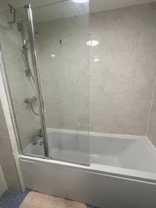 爱丁堡Newbuild - 3 bedrooms, 2 baths,5 mins from airport的浴室里设有玻璃门淋浴