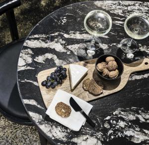 墨尔本Melbourne City Apartment Hotel的一张桌子,上面放着一盘食物和酒杯