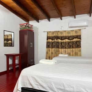 伊瓜苏港Adhara Apart的一间卧室设有两张床和窗户。
