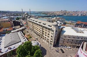 伊斯坦布尔奥托曼传统酒店的城市中一座大建筑的空中景观