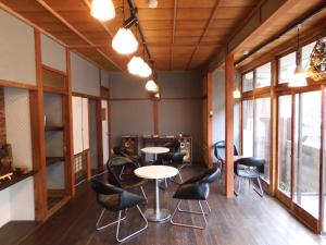 长门Guesthouse Neruyama的客房设有桌椅和窗户。