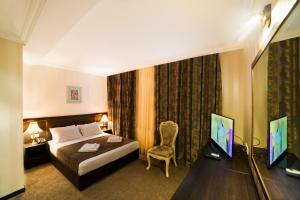 第比利斯卡拉西酒店的酒店客房,配有床和电视