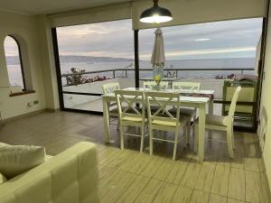 维纳德马HERMOSO APARTAMENTO CON TERRAZA Y VISTA AL MAR的阳台的用餐室配有桌椅