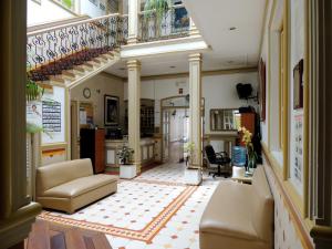 昆卡Hotel La Orquidea的带沙发和楼梯的客厅