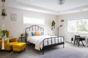 波特兰Amorcito de Jenny的一间卧室配有一张床和一张黄色椅子