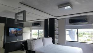 特雷西纳Flat Apartamento ALTÍSSIMO NÍVEL Último Andar的卧室配有白色的床和2扇窗户。