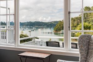 拉塞尔Arcadia Lodge Russell的客房设有窗户,享有码头的景致。
