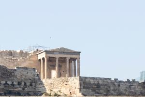 雅典Centrally Elegant Suite by Acropolis的雅典圣心寺中神殿的景色