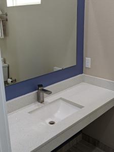 阿兰瑟斯帕斯Holiday Inn motel的一间带大镜子的盥洗盆的浴室