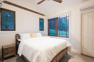 Jaspers BrushYarrawong Estate near Berry的一间卧室设有一张床和两个窗户。