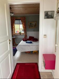 松兹瓦尔Cosy non smoking Cabin close to beach,Alnö的一间小卧室,配有床和窗户
