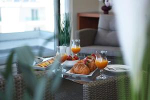 卡萨米尔6 Milje Hotel的一张桌子,上面放着一盘食物和两杯橙汁