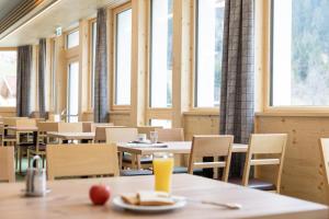 考恩台尔Hotel Tia Smart Natur的用餐室设有桌椅和窗户。