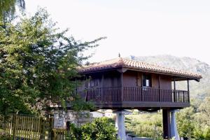 里瓦德塞利亚La Xana Ribadesella的带阳台的树屋