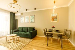 马马亚Lago Apartment Mamaia Butoaie的客厅配有绿色沙发和桌子