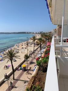 卡拉米洛沃拉玛酒店的从大楼的阳台上可欣赏到海滩景色