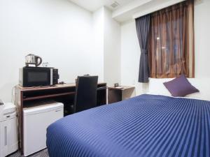HOTEL LiVEMAX Nagoya Sakae East客房内的一张或多张床位
