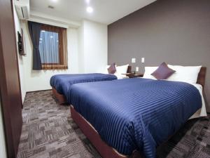 HOTEL LiVEMAX Nagoya Sakae East客房内的一张或多张床位