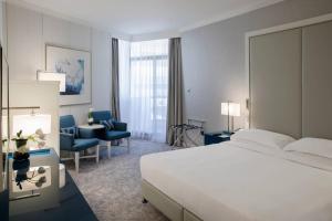 阿布扎比阿布扎比罗塔纳海滩酒店的酒店客房,配有一张床、一张桌子和椅子