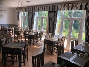 尚克林遮阳旅馆的用餐室设有桌椅和窗户。