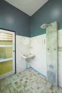 清迈Born Guest House的一间带水槽和淋浴的浴室