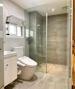 台南台南包棟 好寿民宿 Koju貸切一軒家的一间带卫生间和玻璃淋浴间的浴室