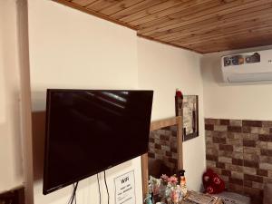 马达巴IBN Khaldoon的挂在墙上的平面电视