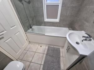 伦敦2 Bedroom Apartment in Kentish Town的带浴缸、盥洗盆和卫生间的浴室