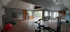 乔尔蓬阿塔Динара的客厅设有带跑步机的健身房