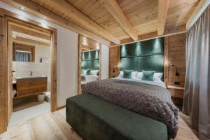 科尔蒂纳丹佩佐Chalet Socrepes - Dolomiti Skyline的一间带大床的卧室和一间浴室